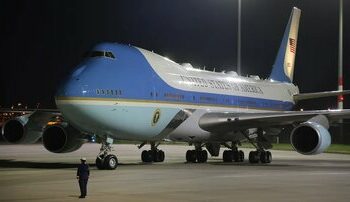 هواپیمای مخصوص رییس جمهور ایالات متحده چه مدت می‌تواند در آسمان بماند؟