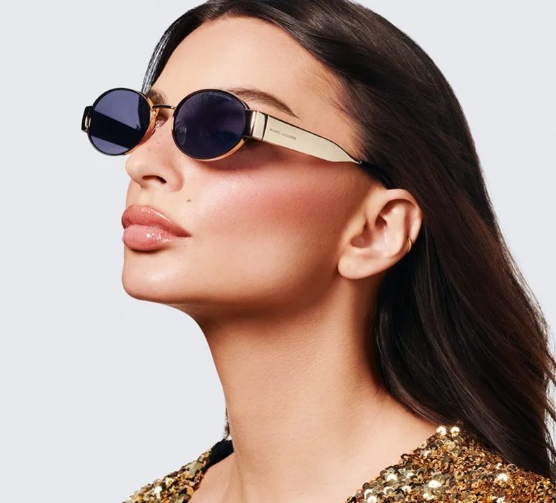 تصویری از عینک آفتابی روی صورت مدل دختر