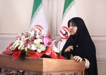 بهروزآذر: روایت واحد و واقعی از زن ایرانی به دنیا ارائه دهیم