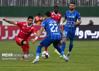 حضور هواداران دو تیم استقلال و پرسپولیس بیرون ورزشگاه امام خمینی اراک
