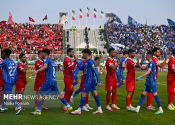 حضور پرشور تماشاگران دربی ۱۰۶ در ورزشگاه امام اراک