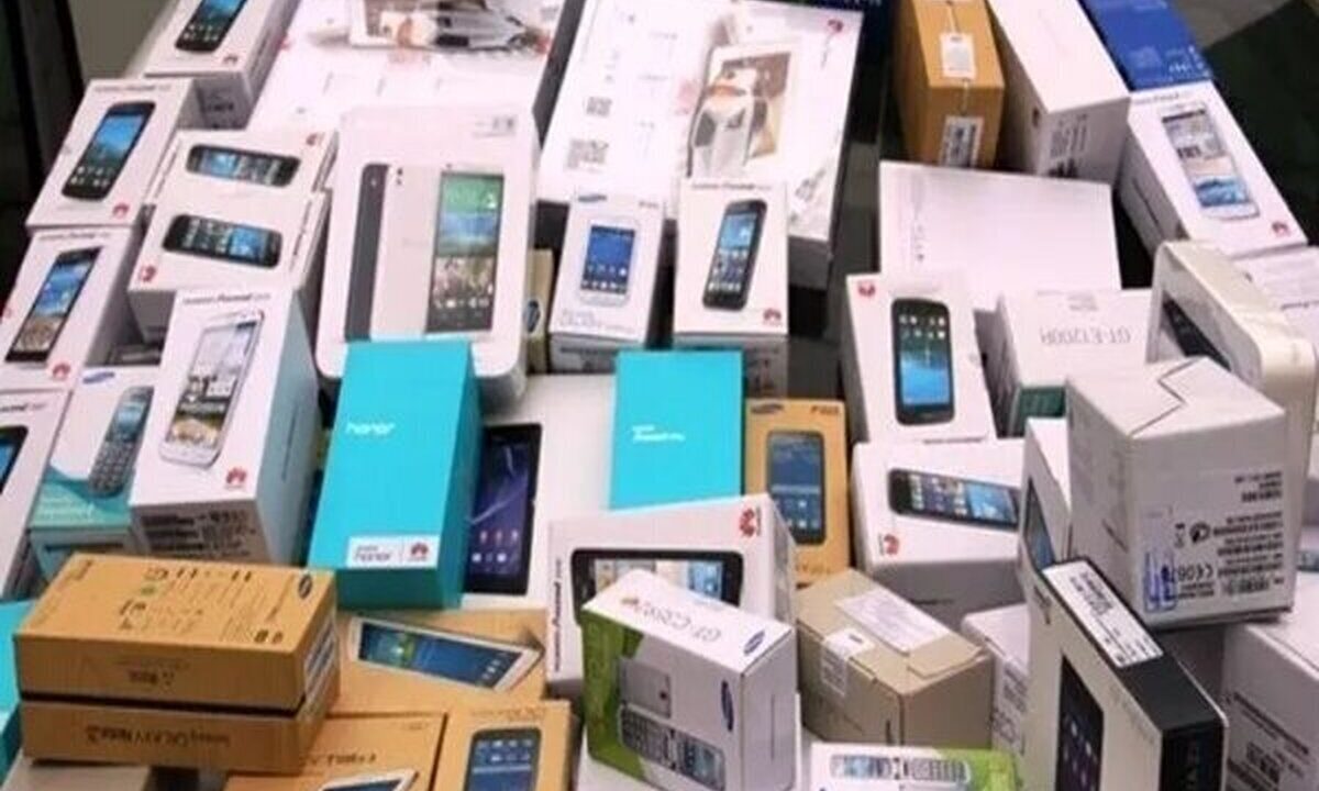 حقوق گمرکی واردات گوشیهای لوکس در بودجه ۱۴۰۵ اعلام شد حقوق گمرکی واردات گوشیهای لوکس در بودجه ۱۴۰۵ اعلام شد