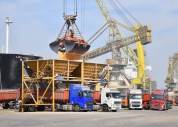 واردات ۱۲.۸ میلیون تن کالای اساسی فقط از یک بندر/ علت گرانی و کمبود چیست؟