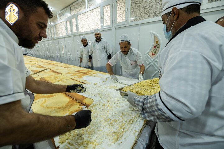 پخت کیک ۲۰۰ متری و گل آرایی حرم کاظمین به مناسبت ولادت امام جواد(ع) پخت کیک ۲۰۰ متری و گل آرایی حرم کاظمین به مناسبت ولادت امام جواد(ع)
