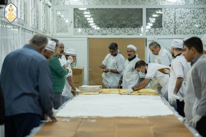 پخت کیک ۲۰۰ متری و گل آرایی حرم کاظمین به مناسبت ولادت امام جواد(ع) پخت کیک ۲۰۰ متری و گل آرایی حرم کاظمین به مناسبت ولادت امام جواد(ع)