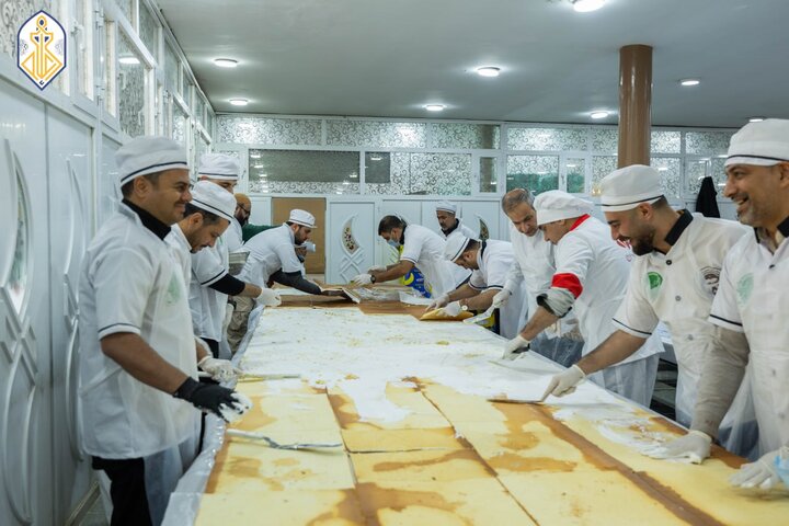 پخت کیک ۲۰۰ متری و گل آرایی حرم کاظمین به مناسبت ولادت امام جواد(ع) پخت کیک ۲۰۰ متری و گل آرایی حرم کاظمین به مناسبت ولادت امام جواد(ع)