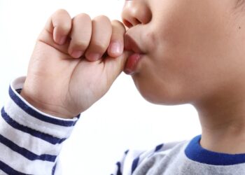 مکیدن انگشت در کودکان و تأثیر آن بر رشد فک