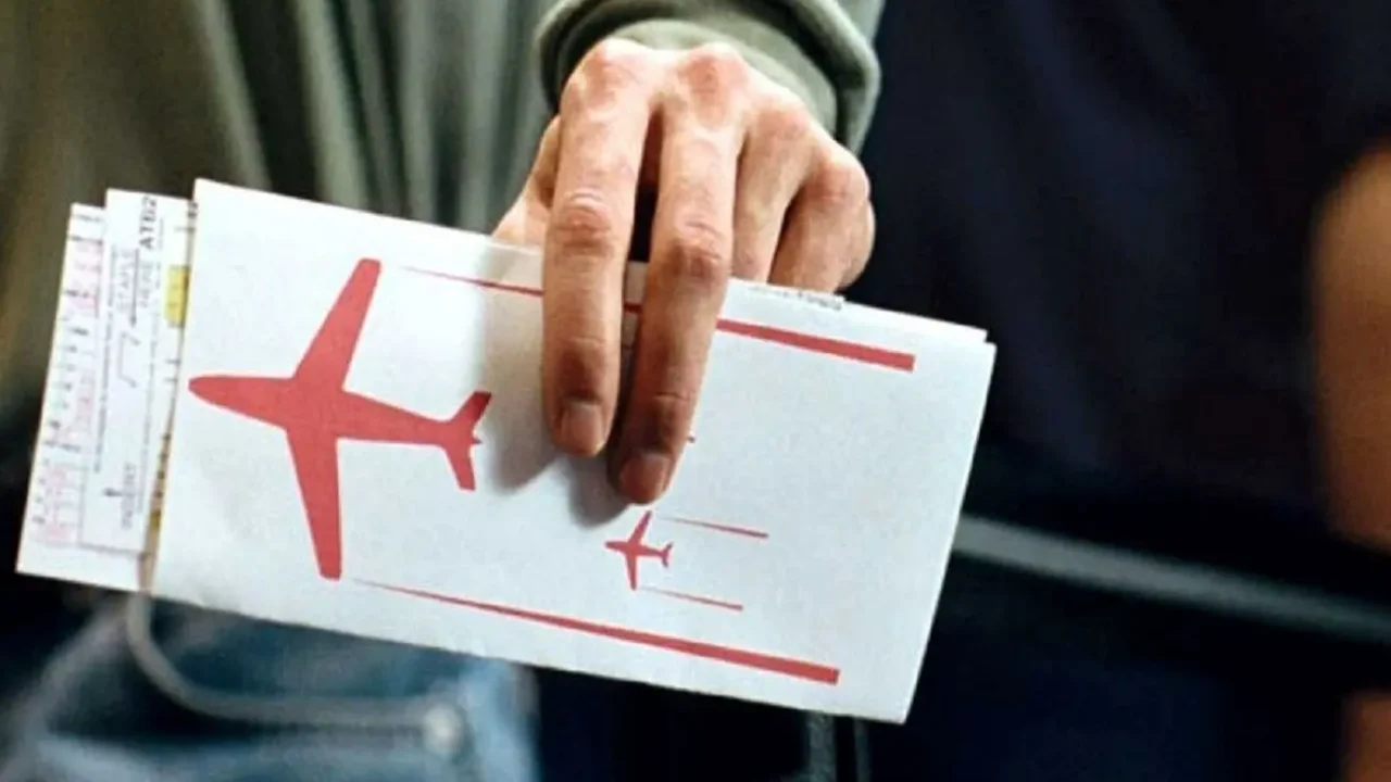 دلار قیمت بلیت هواپیما را گران کرد