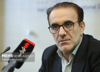 رئیس‌زاده: ۳۰ هزار پزشک دست از طبابت کشیده‌اند