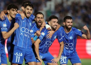 سپاهان باخت، استقلال پاداش گرفت