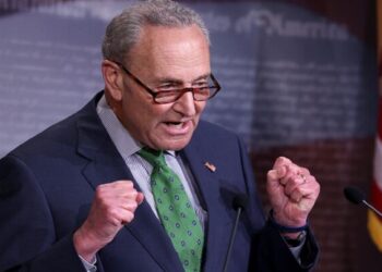 شومر: اقدام دولت ترامپ علیه ونزوئلا خطرناک است و نباید تکرار شود