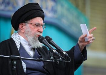 رهبر انقلاب: اگر جنگی راه بیندازند این بار جنگ منطقه‌ای خواهد بود
