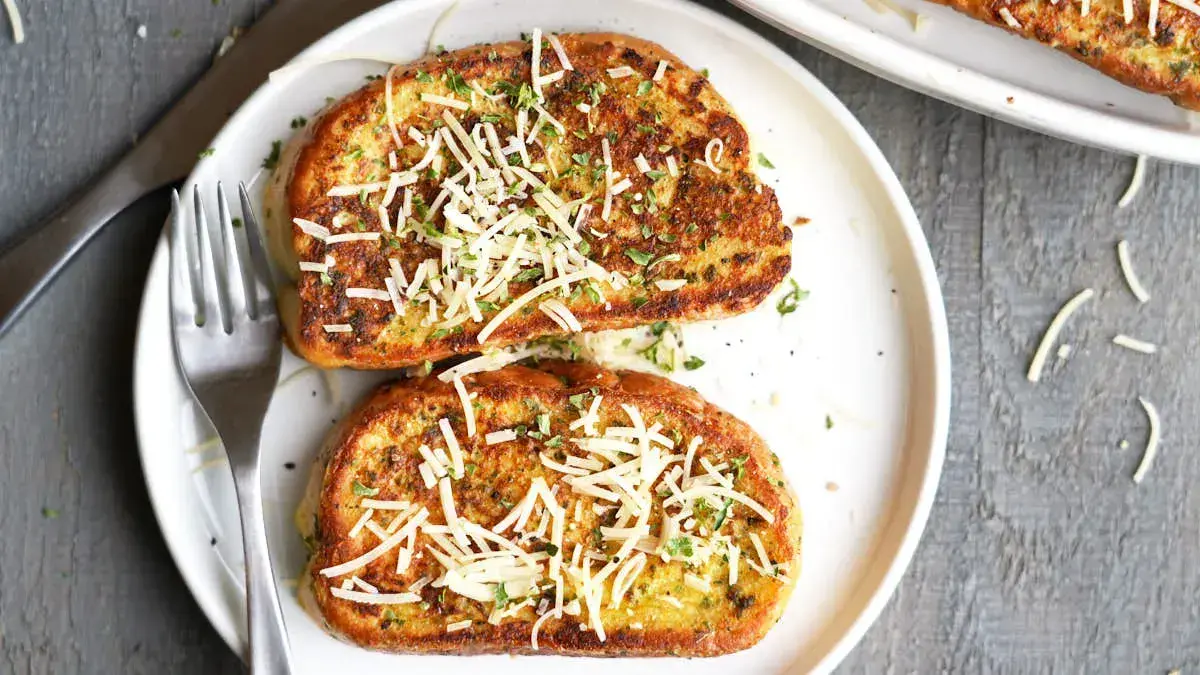 پخت تست فرانسوی خوشمزه با عطر سیر و پنیر پارمسان پخت تست فرانسوی خوشمزه با عطر سیر و پنیر پارمسان