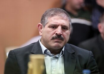 عباس جدیدی کلاشینکف بدست در ایست بازرسی+ عکس