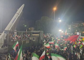 آماده‌سازی موشک فاتح در تجمع مردم بوشهر