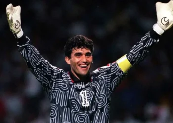 احمدرضا عابدزاده در آمریکا پا به توپ شد