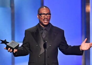 ادی مورفی با جایزه یک عمر دستاورد هنری تجلیل شد؛ این مرد بامزه است!