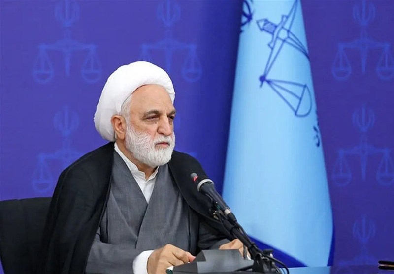 توقیف اموال خائنان عین عدالت است/آغوش وطن برای بازگشت پشیمانان باز است