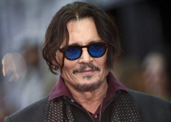 جانی دپ سرود کریسمس را زنده کرد