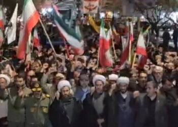 جلوه هایی از حضور باشکوه شبانه مردم خوی در خیابان