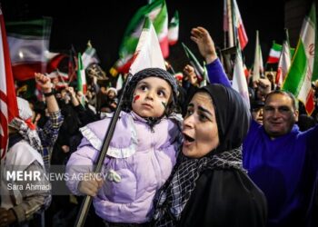 زنان در خط مقدم غیرت ملی؛ از آشپزخانه‌های جهادی تا خیابان‌های شبانه