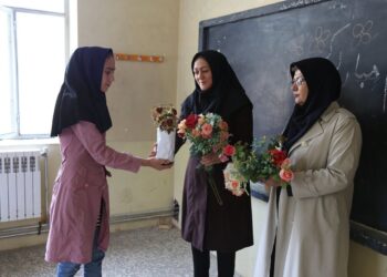 هدیه روز معلم چی بخریم؟ / لیست بهترین هدایا برای معلم ۱۴۰۵