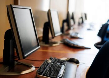 پاسخ به مطالبات دانشجویان دانشگاه تهران درباره اینترنت و حذف درس