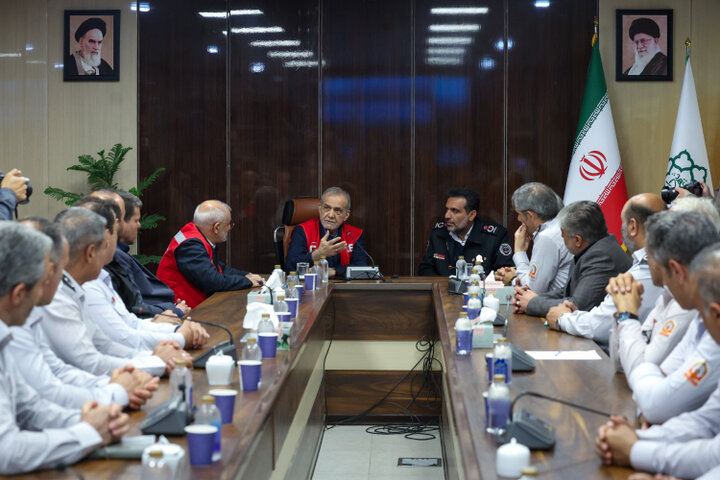 پزشکیان: عبور از چالش‌های پیش‌رو بدون حضور و حمایت مردم ممکن نیست