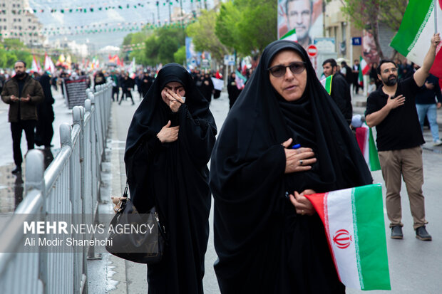 ۱۲ ساعت حماسه در خیابان کشور دوست؛ غم و اندوه ملت برای پدر