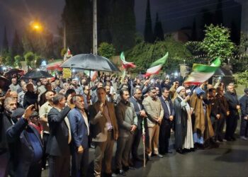آستارا در شب هشتاد و سوم؛ باران هم مانع حضور مردم نشد