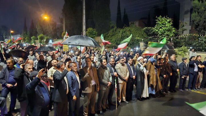 آستارا در شب هشتاد و سوم؛ باران هم مانع حضور مردم نشد