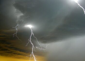 آماده‌باش برای طوفان و رعدوبرق در ۱۲ استان /  باران، باد شدید و گردوخاک در راه است