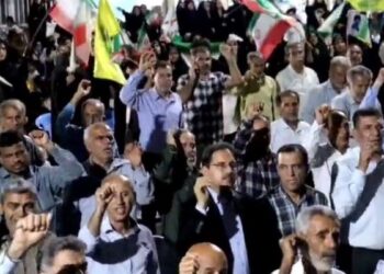 اجتماع شبانه مردم بندر دیر در دفاع از انقلاب و رهبری