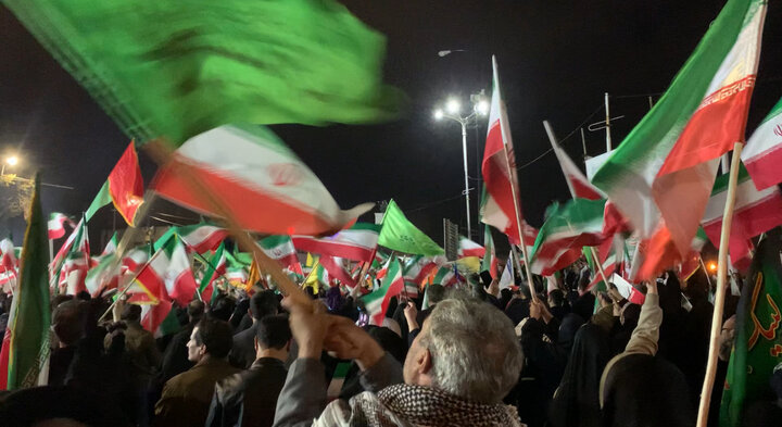 ارومیه تمام قد پای انقلاب و رهبری ایستاده است