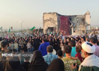 استقبال مردم میناب از نمایش خیابانی«وطن و تن» 