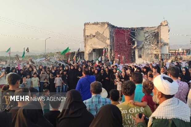 استقبال مردم میناب از نمایش خیابانی«وطن و تن» 