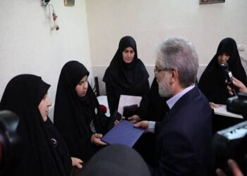اهدای مدرک دانش‌آموختگی دانشجوی شهید علمی کاربردی توسط وزیر علوم