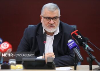 تأکید استاندار تهران بر رفع موانع سرمایه‌گذاری در انرژی‌های تجدیدپذیر