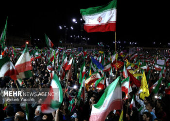 تجدید پایبندی شهروندان رامیان با آرمان‌های انقلاب در تجمع شبانه