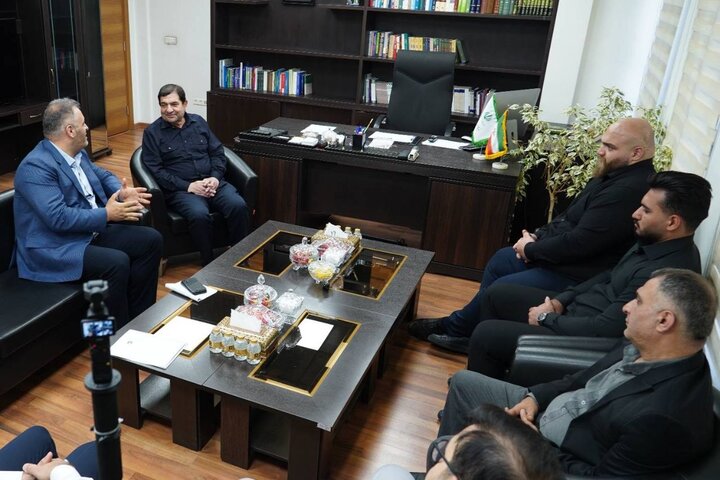 تجلیل مخبر از دو قهرمان پرافتخار وزنه‌برداری کشور