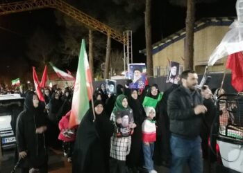 تجمع شبانه مردم نراق در بیعت با رهبر معظم انقلاب