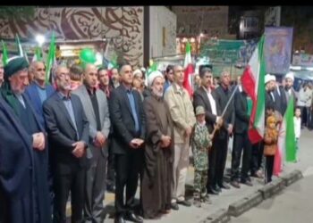 تداوم حضور پرشور سنندجی‌ها در تجمع شبانه با فریاد «مرگ بر آمریکا»