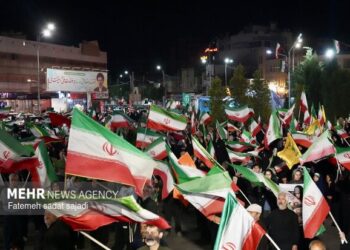 تداوم میدان داری مردم کرمان در شب هشتاد و دوم