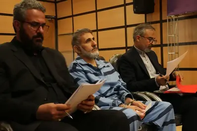 تصاویر دیده نشده از صادق ساعدی‌نیا در دادگاه+ عکس
