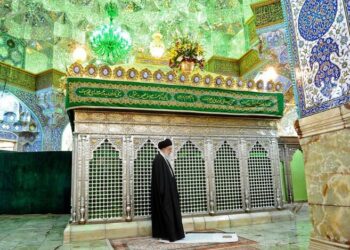 تصاویری از زیارت و غبارروبی حرم حضرت معصومه(س) توسط رهبر شهید