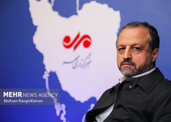 خاندوزی: حذف شبکه‌های ذی‌نفع، پیش‌شرط تحقق اقتصاد مقاومتی است 