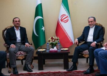 دیدار فرمانده ارتش پاکستان با وزیر امور خارجه کشورمان