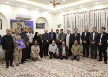 دیدار معاون فرهنگی دانشگاه آزاد با خانواده و مادر مکرم شهیدان پاکپور