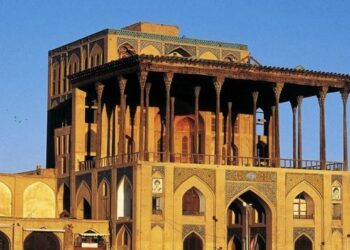 رئیس یونسکو در میان تخریب‌های جنگ مبهوت نبوغ معماری اصفهان شد