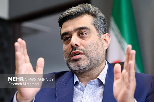 روایت آقای مدیر از «شوک‌های بزرگ»؛ هنرمندان را با عملکردشان قضاوت کنیم